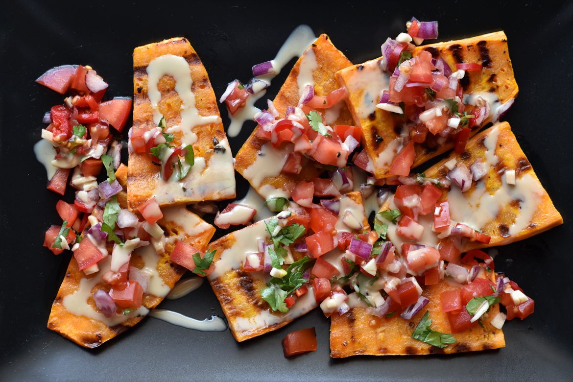 סטייק בטטה עם סלסת עגבניות חריפה