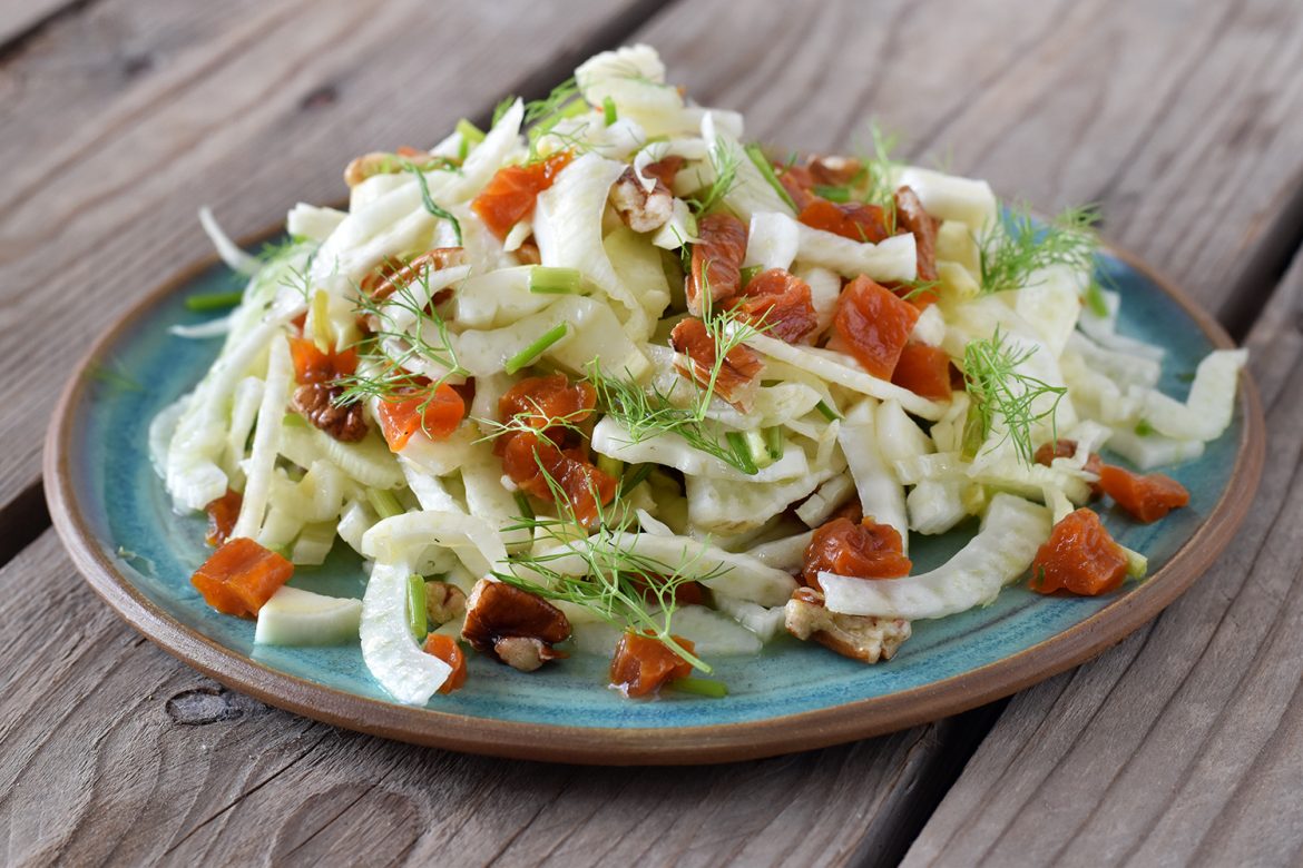 סלט שומר עם משמשים ופקאנים