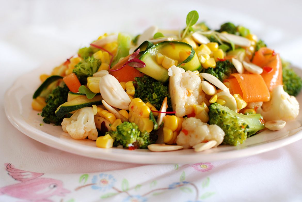 סלט ירקות מאודים עם רוטב צ'ילי ולימון