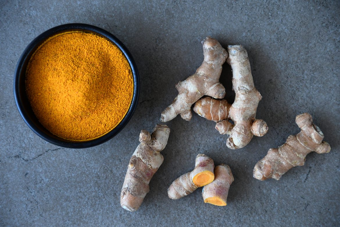 10 יתרונות של כורכום ואיך כדאי לצרוך אותו