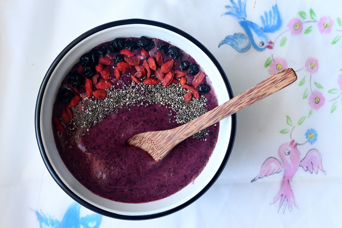 סמודי סופר פוד עם בננות, אוכמניות וזרעי צ'יה