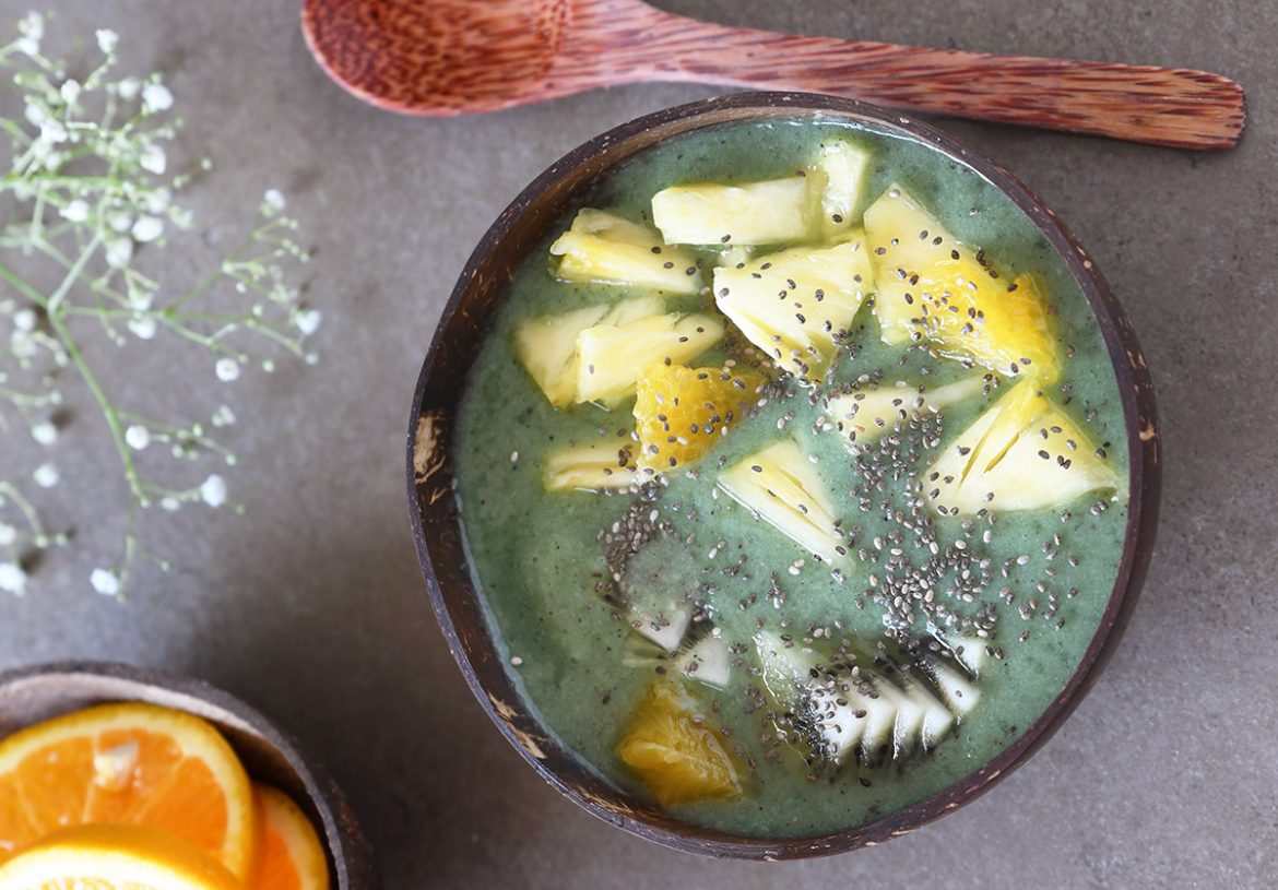 סמודי בננות עם ספירולינה, אננס וזרעי צ'יה