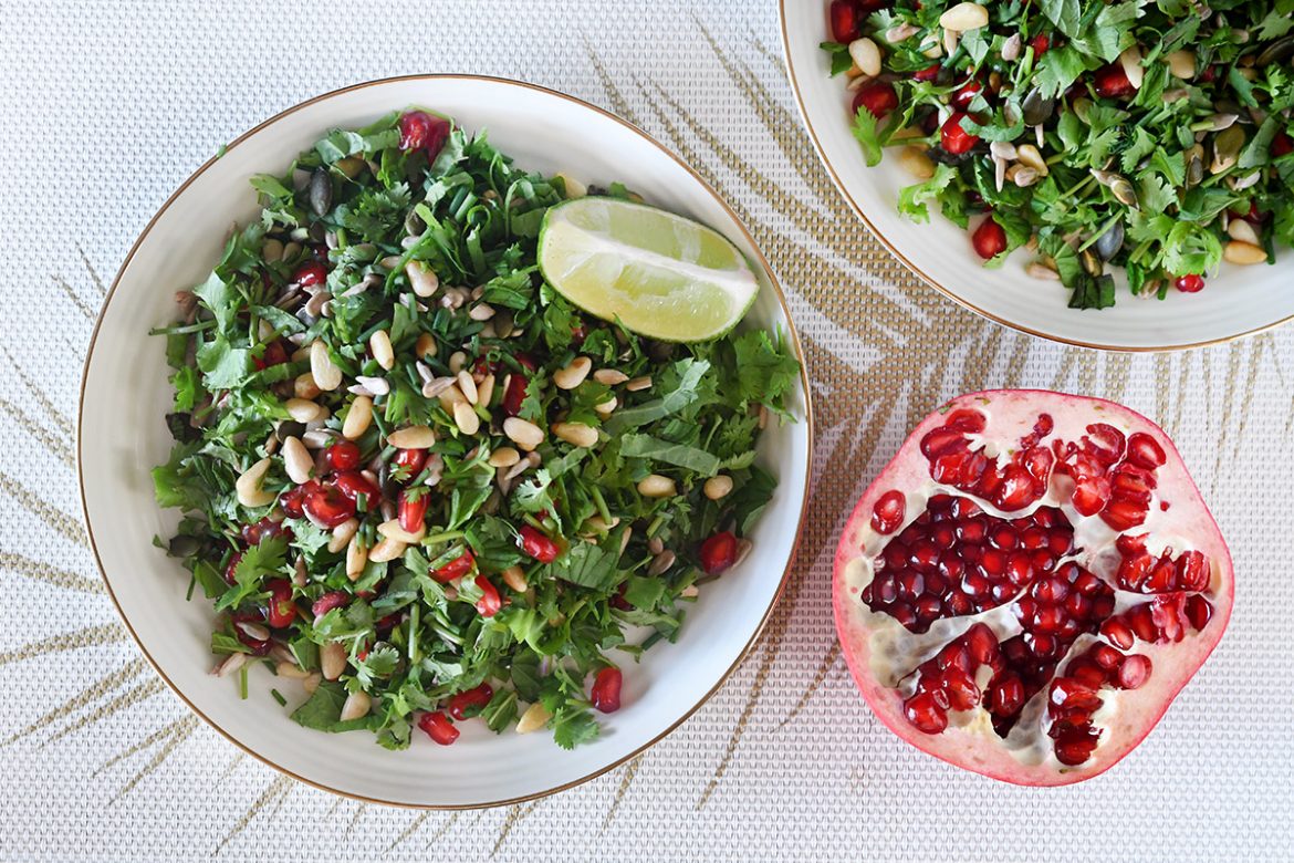 סלט עשבי תיבול עם רימון וגרעינים