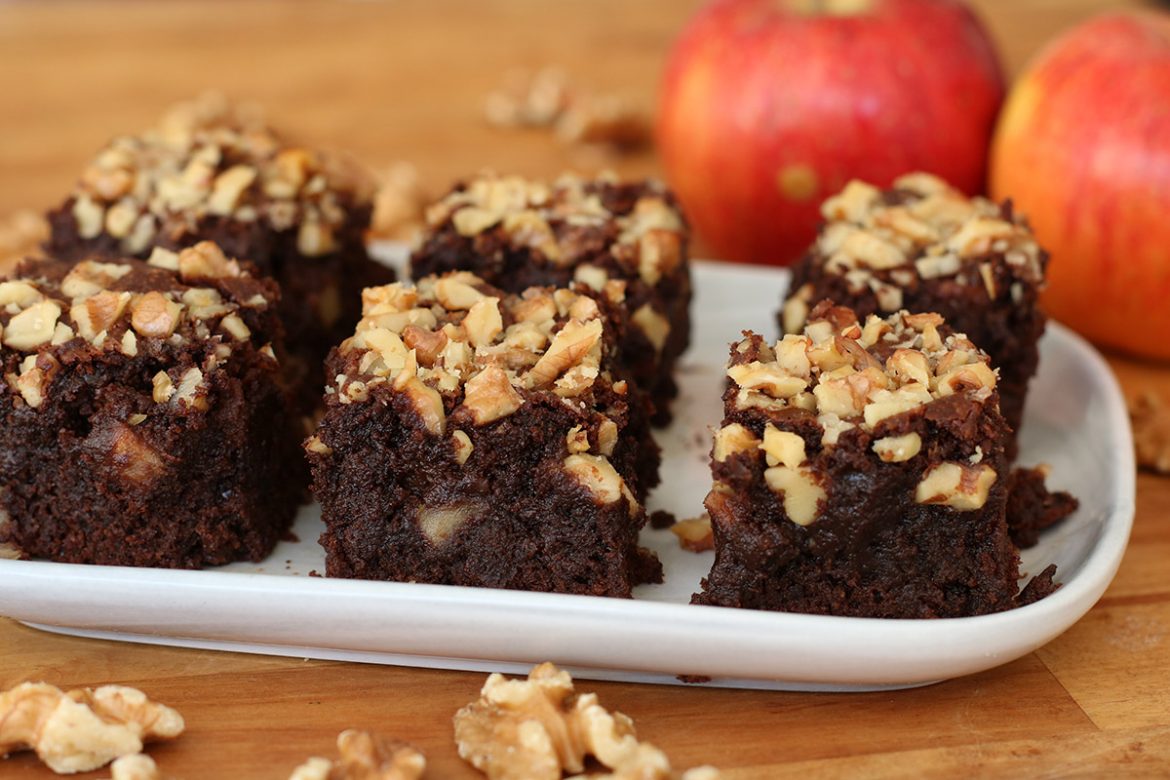 בראוניז שוקולד ותפוחים עם קמח כוסמין מלא