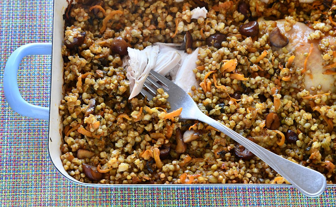 כוסמת עם עוף בתנור בתבנית אחת