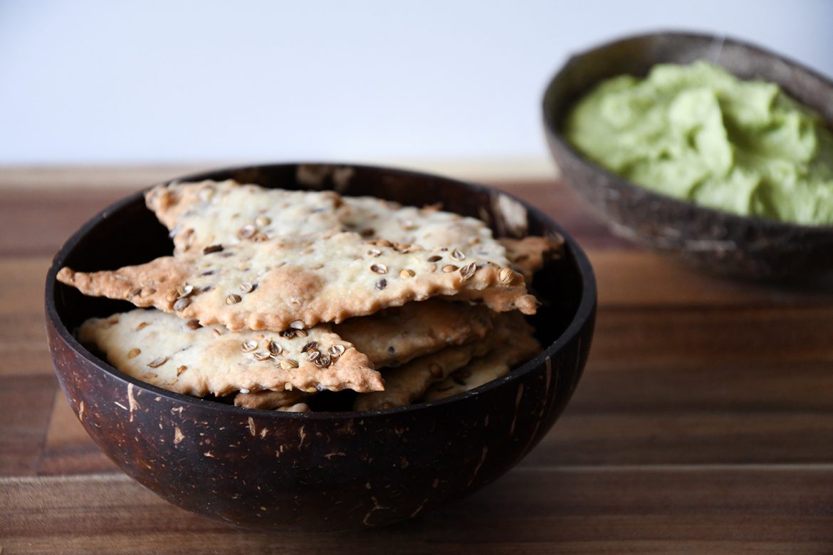 קרקרים מקמח כוסמין עם הפתעה קראנצ'ית