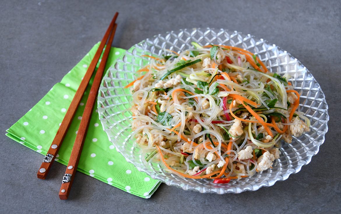 סלט אטריות שעועית עם ירקות ועוף טחון