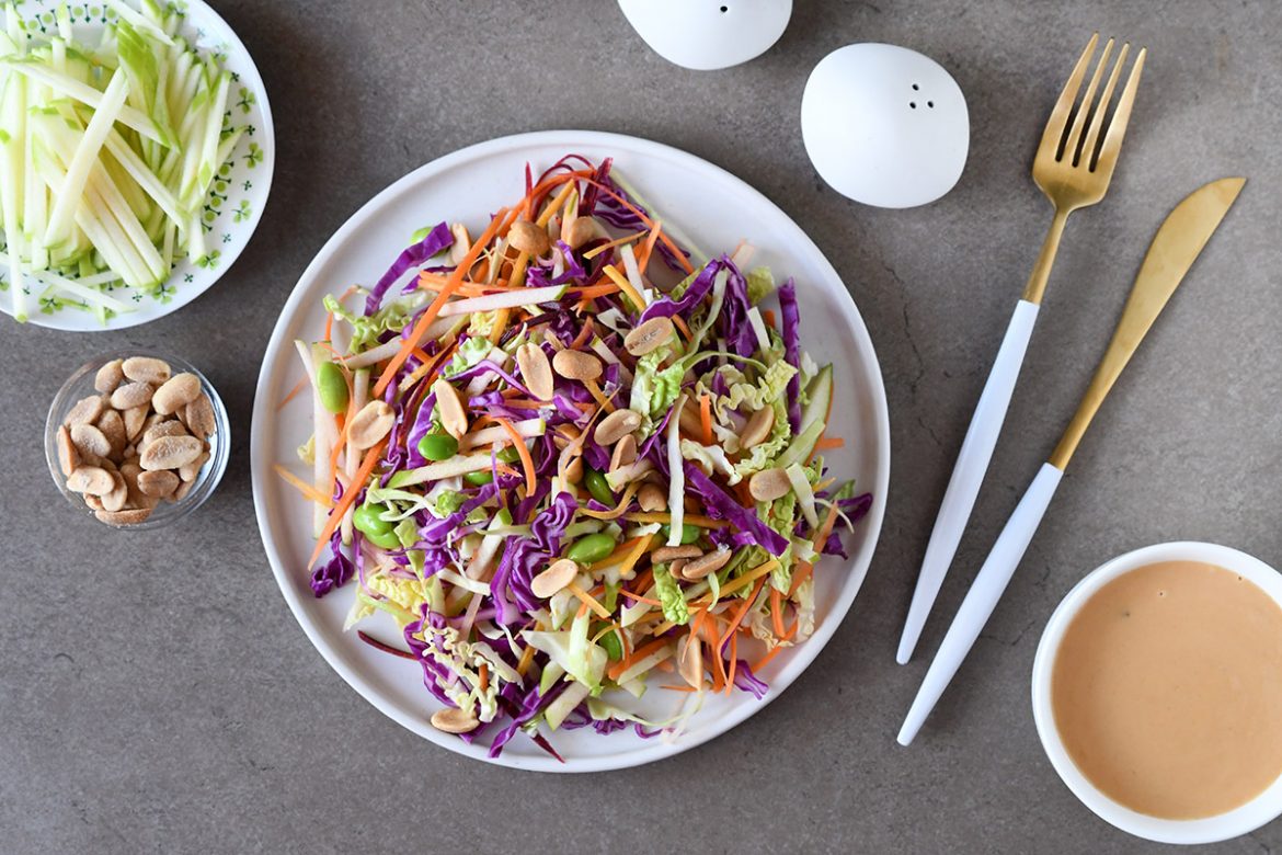 סלט שורשים ותפוחים בצבעי הקשת עם רוטב חמאת בוטנים