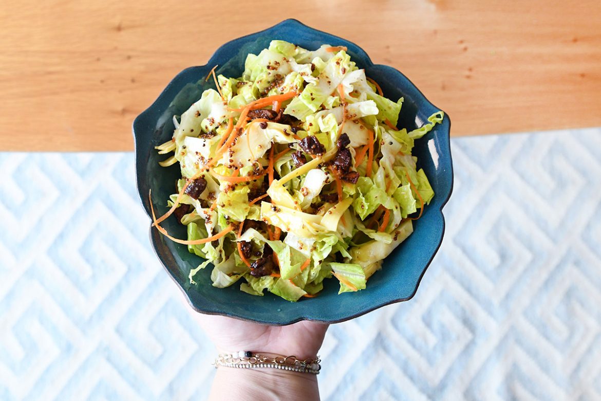 סלט חסה עם פקאנים ורצועות גזר ברוטב חרדל ומייפל