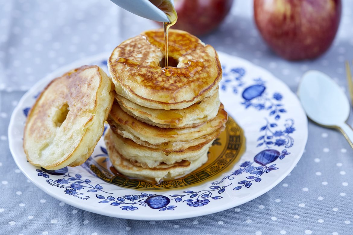 טבעות פנקייק תפוחים עם רוטב מייפל