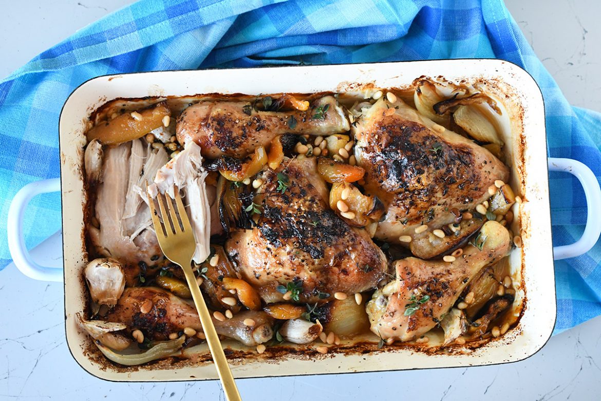 עוף בתנור עם פירות יבשים וצנוברים