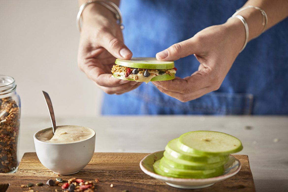 סנדביץ' תפוחים עם חמאת שקדים ביתית