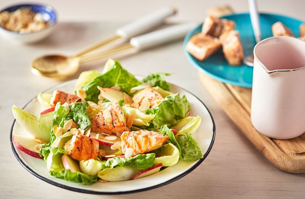 סלט חסה ותפוחים עם קוביות סלמון