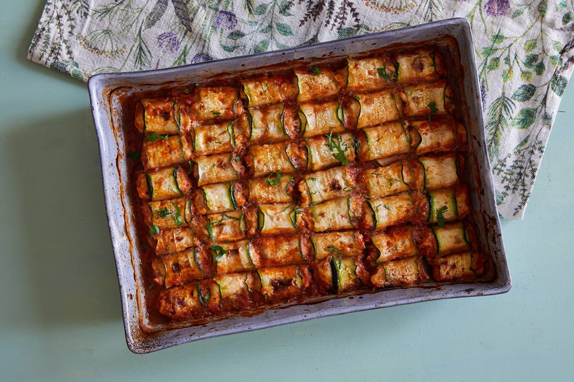 גלילות זוקיני במילוי עוף וירקות ברוטב עגבניות