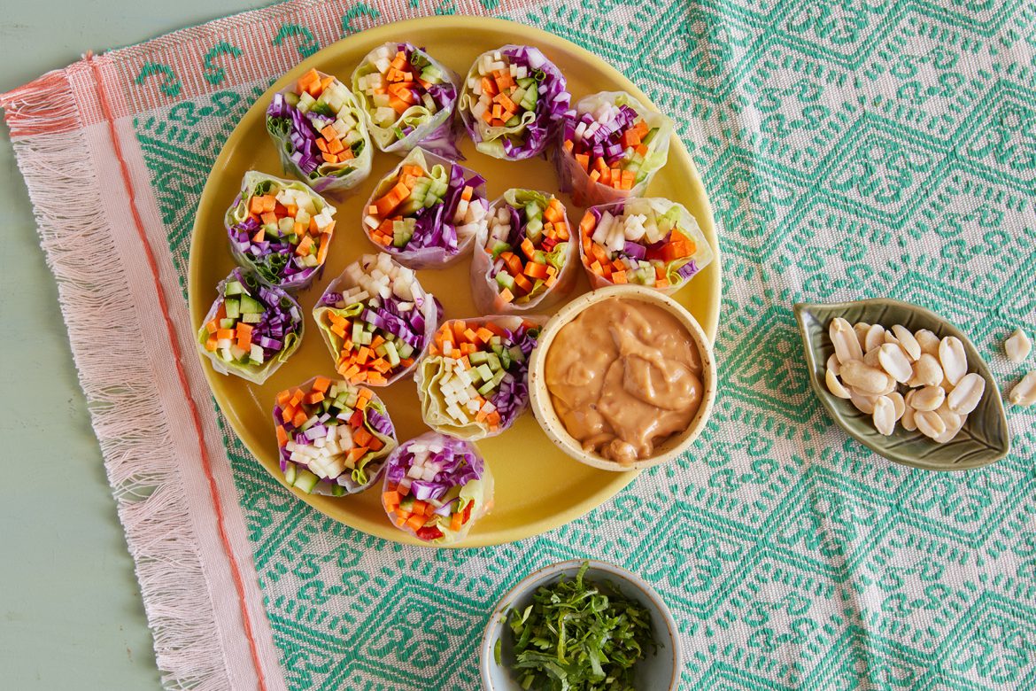 ספרינג רולס ירקות ותפוחים עם רוטב בוטנים